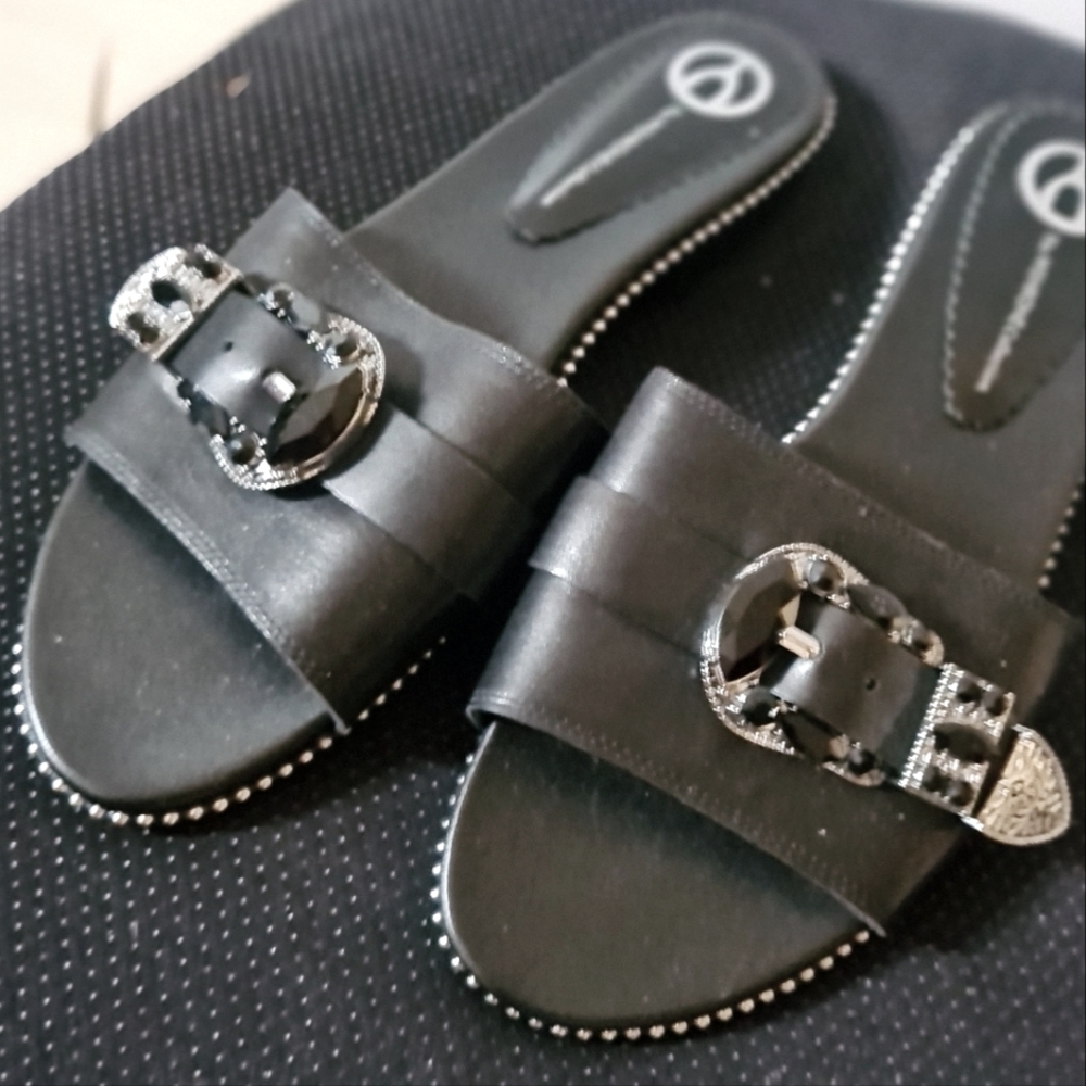 Wishbone sandals / flats . Leather/gem belt on top . Size 8